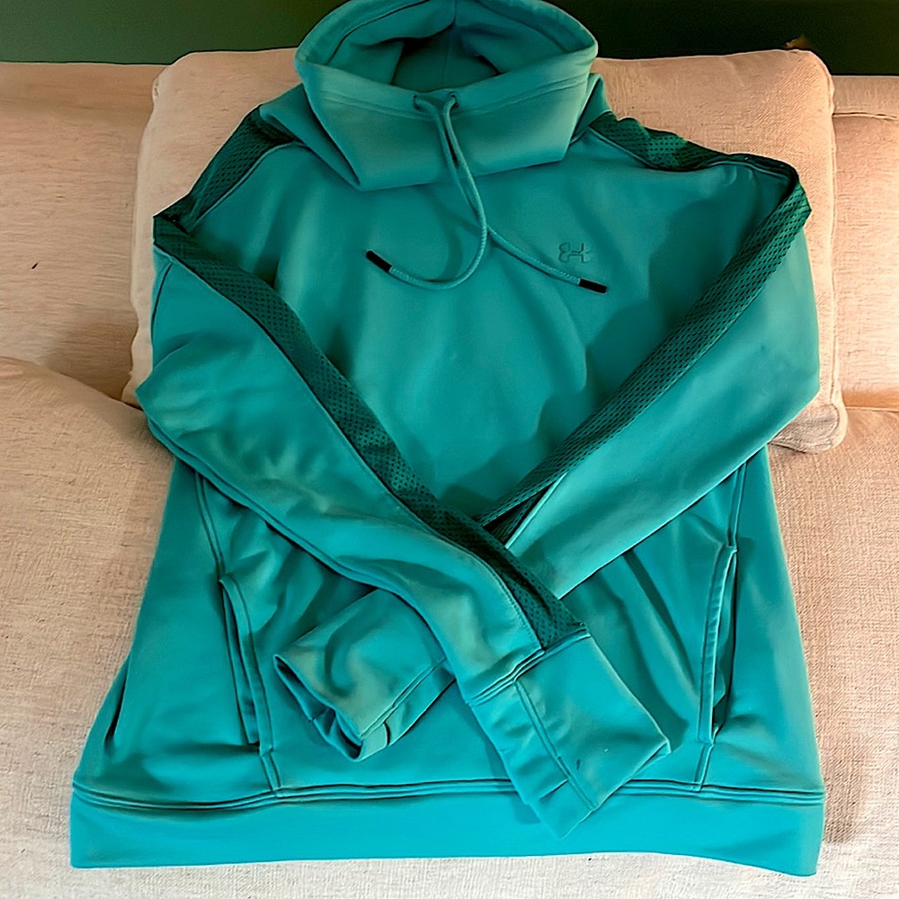 Super soft, light Under Armour sweatshirt, size M.